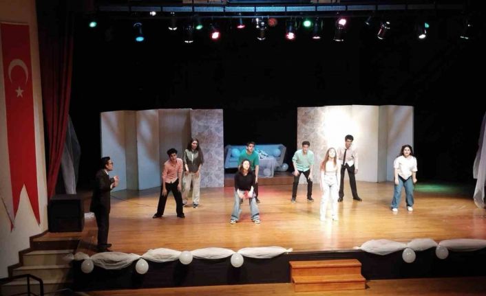 Ümraniye Belediyesi’nin Görsel Sanatlar Akademisi’nin hazırladığı yıl sonu gösterisi seyirci ile buluştu
