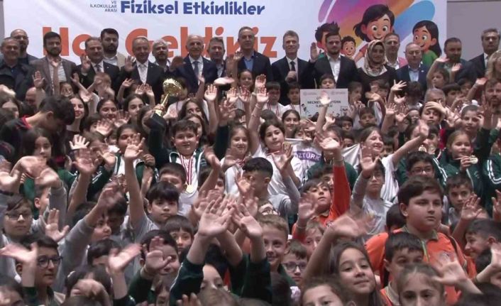 Ümraniye’de, ’Geleneksel Çocuk Oyunları ve İlkokullar Arası Fiziksel Etkinlikler’de ödüller sahiplerini buldu