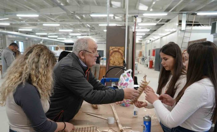 Üniversite öğrencileri zamana yenik düşen ahşap yat maketleri için kolları sıvadı