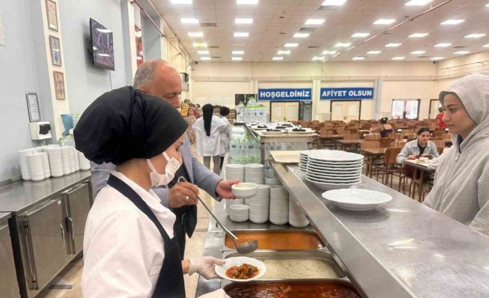 Üniversite öğrencilerine keşkek ikramı