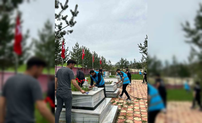 Üniversiteli öğrenciler Alucra Şehitliği’nde çevre düzenleme çalışması yaptı