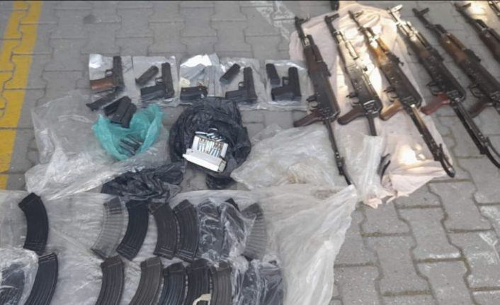 Uyuşturucu sandılar, silah deposu çıktı: Otomobili kullanan şoför polisti