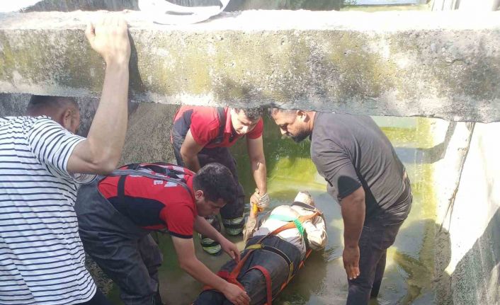 Üzerinden geçmeye çalıştığı sulama kanalına düşen şahsın ayağı kırıldı