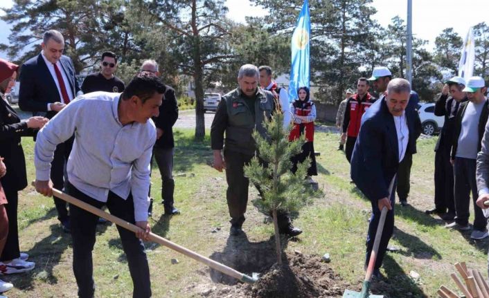 Üzümlü’de fidanlar toprakla buluştu
