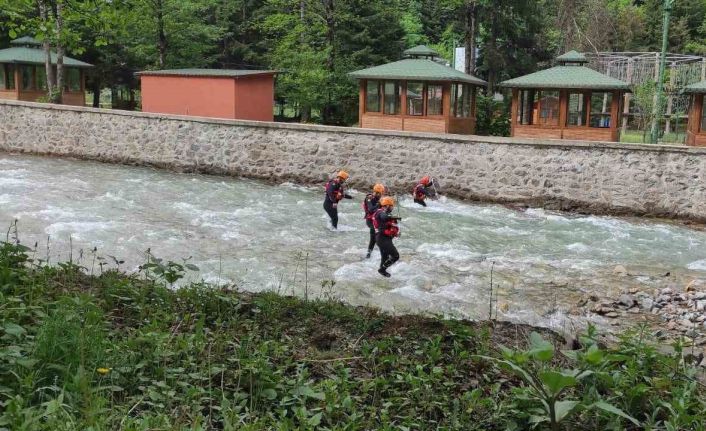 Uzungöl’de dereye düşüp kaybolan Suudi Arabistan uyruklu çocuğu arama çalışmaları sürüyor