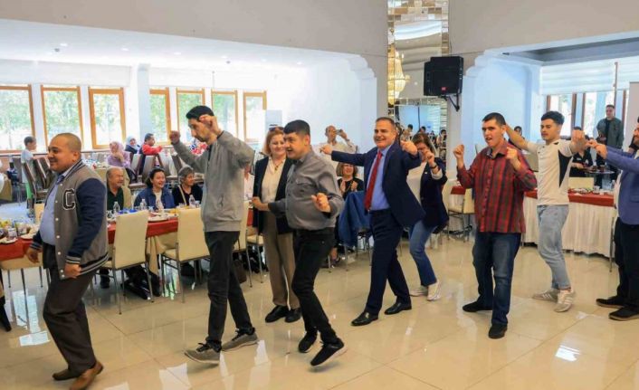 Vali Akbıyık engel tanımayan bireylerle Zeybek oynadı