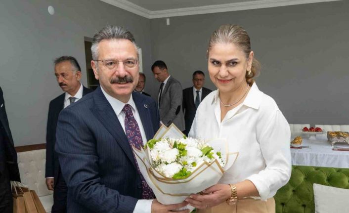 Vali Aksoy engelli birey annesi ve öğretmeni Neşe Uyguner’i ziyaret etti