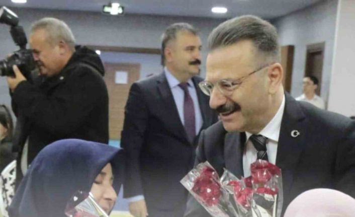 Vali Aksoy: "Kadın ’anne’ olarak yeri doldurulamaz bir değere sahiptir"
