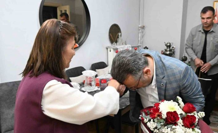 Vali Aksoy’dan Anneler Günü’nde şehit annesine ziyaret