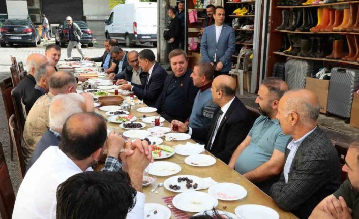 Vali Aydoğdu Buğday Meydanı esnafıyla bir araya geldi