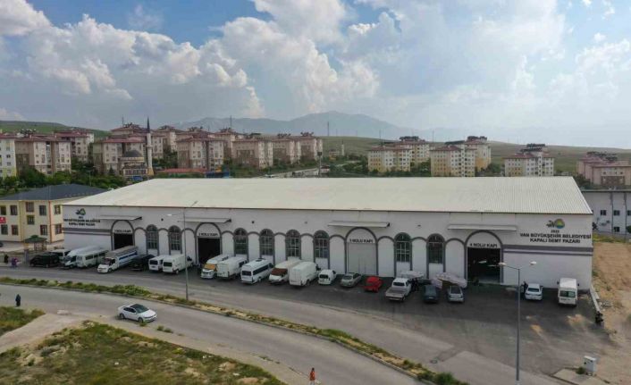 Vali Balcı, kapalı semt pazarı esnafını ziyaret etti