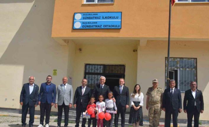 Vali Çakır’dan öğrencilere tavsiye: "Çok kitap okuyun"