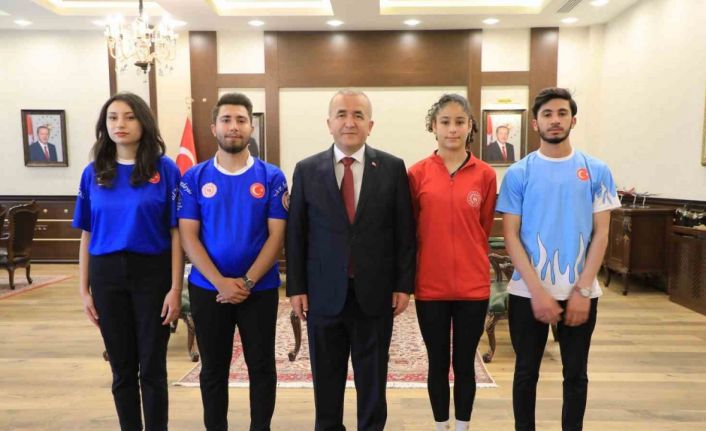 Vali Hatipoğlu, gençlerle bir araya geldi