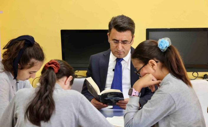 Vali Şefik Aygöl, öğrencilerle kitap okudu