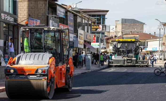 Van Büyükşehir Belediyesi asfalt serimine başladı