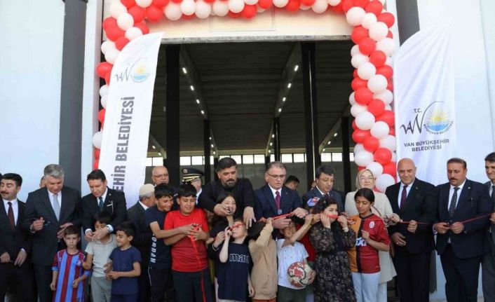 Van Büyükşehir Belediyesi Kalecik Kapalı Semt Pazarı hizmete açıldı