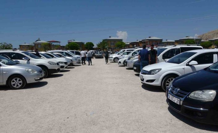 Van’daki oto pazarı satıcılarla doldu