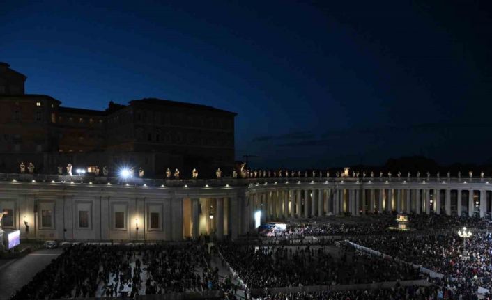Vatikan’daki ilk oylamada yeni papa seçilemedi: Sistina Şapeli’nden siyah duman yükseldi