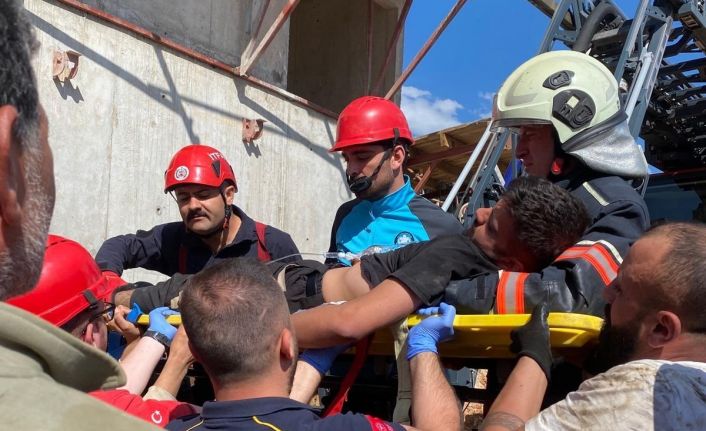 Vinçte fenalaşan operatör itfaiye erleri tarafından indirilerek hastaneye kaldırıldı