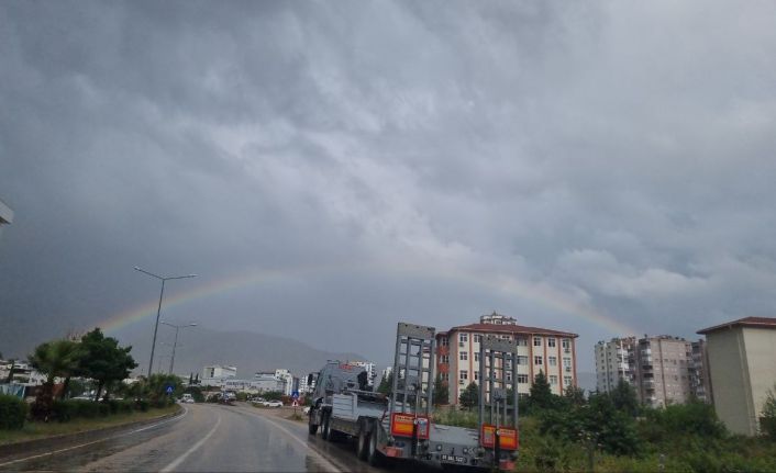 Yağmur sonrası gökkuşağı şöleni