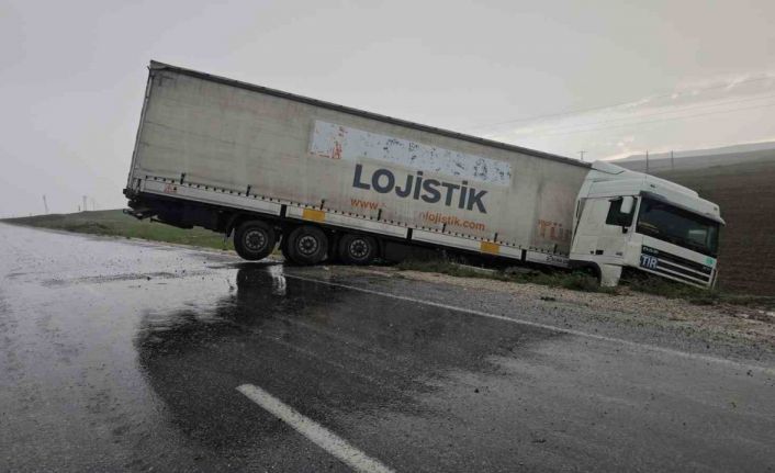 Yağmurdan kayganlaşan yolda tır şarampole düştü