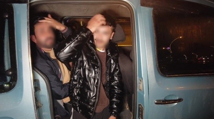 Yakalanan göçmenler gazetecileri görünce ’Yakışıklı’ görünmek için saçlarını taradı