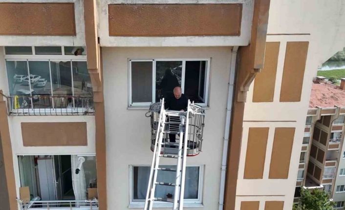 Yangın paniğe neden oldu, apartman sakinleri itfaiye merdiveniyle tahliye edildi