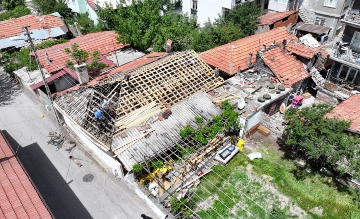 Yangında zarar gören evin tadilatı yapılıyor