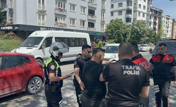 Yaya geçidinde kendisini uyaran yayayı dövdü