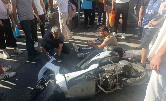 Yaya geçidinde motosikletler çarpıştı: 3 yaralı
