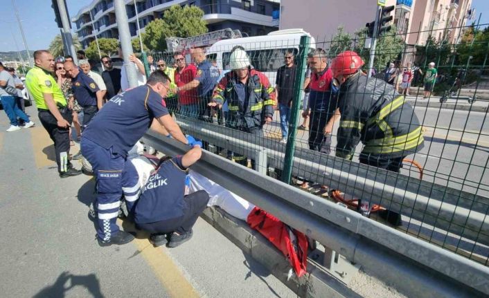Yaya geçidini kullanan motosiklete servis aracı çarptı: 1’i ağır 2 yaralı