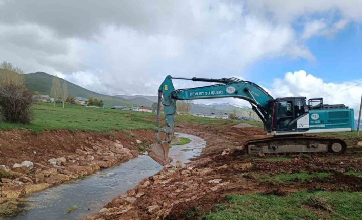 Yaylapınar’da taş tahkimat ve dere yatağı tanzim çalışmaları sürüyor