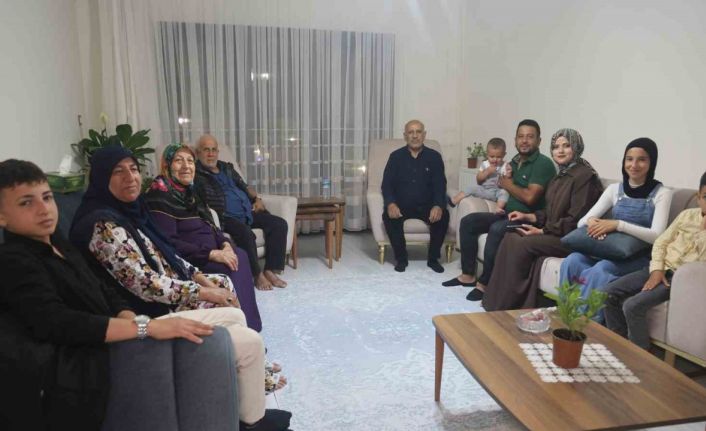 Yeni yuvasında ilk misafiri olan Bakan Kurum’a 9 evladının ismini tek solukta sayan depremzede baba gülümsetti