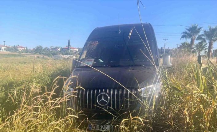 Yola fırlayan köpeğe çarpmamak için direksiyonu tarlaya kırdı: 2 Alman turist yaralı