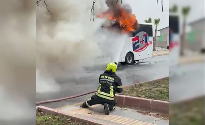 Yolcu otobüsü alev alev aldı, yolcular son anda tahliye edildi