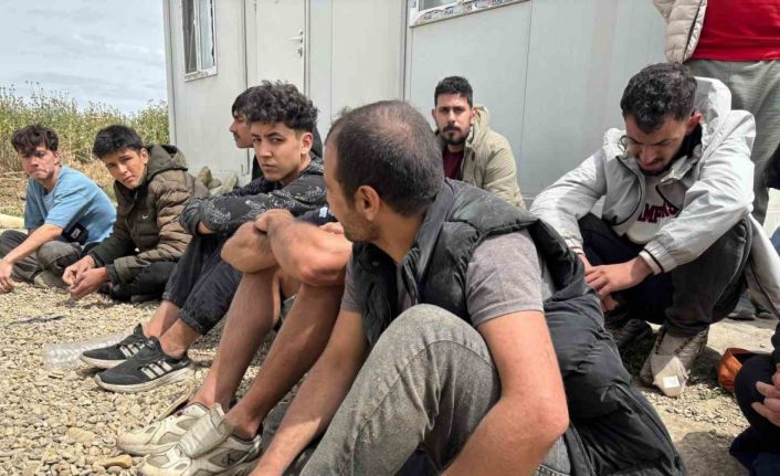 Yunanistan güvenlik güçleri aralarından çocukların ve kadınların olduğu 18 göçmene eziyet etti