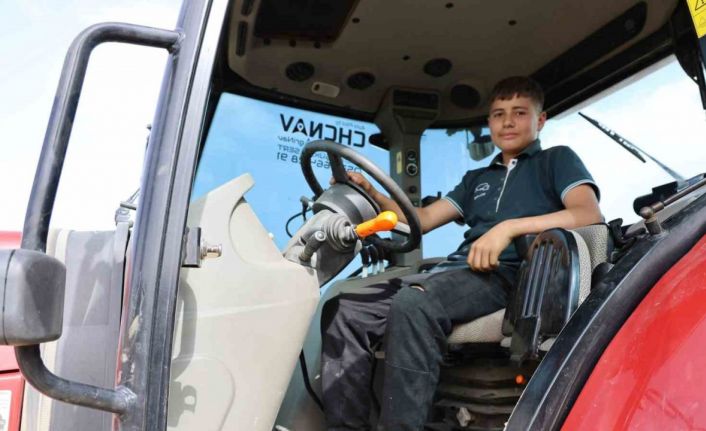 14 yaşındaki ortaokul öğrencisi Muhammet Efe tek başına 300 dönüm arazide üretim yapıyor