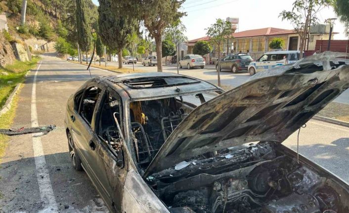 20 gün önce satın aldığı otomobil alev alev yandı