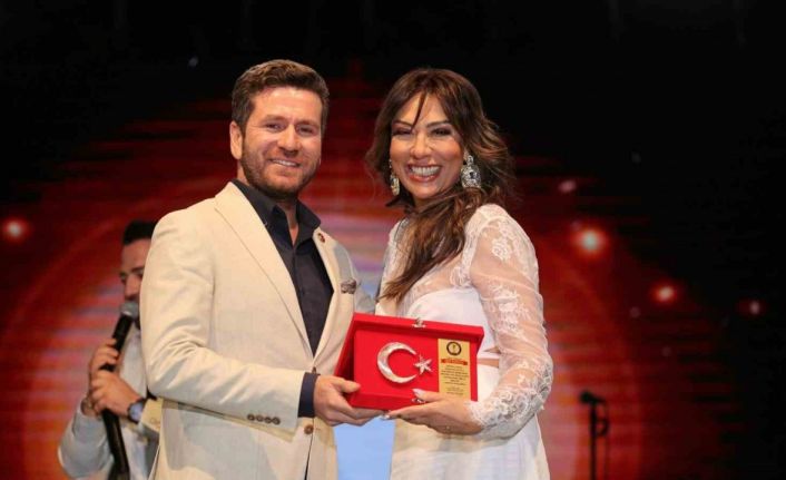 29. Kızılcabölük Kültür Sanat ve Moda Festivalinde Işın Karaca rüzgarı esti