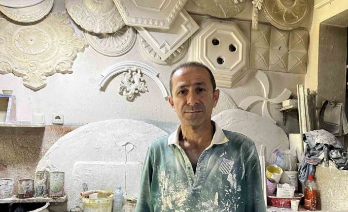 37 yıldır alçıyı sanat eserine dönüştürüyor