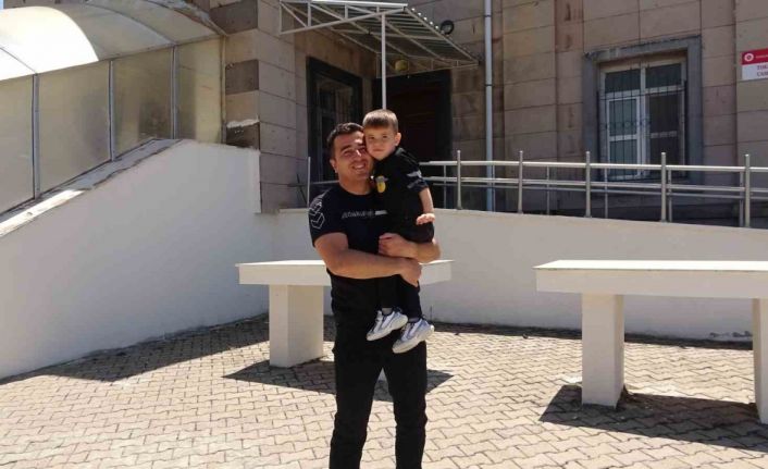 3 buçuk yaşındaki Egehan’ın Cuma hutbesinde imamla yan yana durdu o anlar izleyenleri gülümsetti