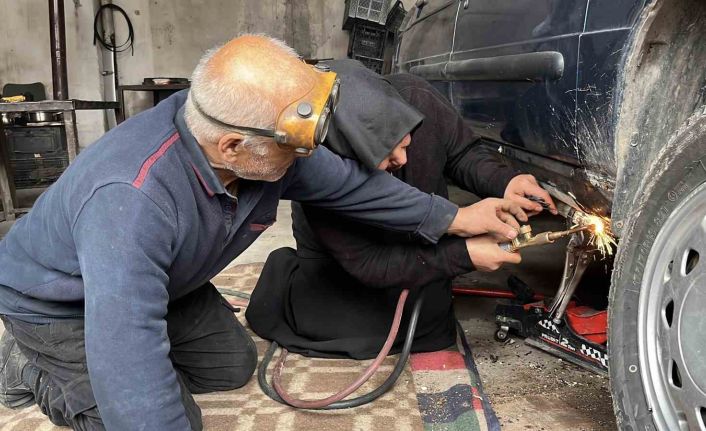 40 yıllık eşinin dağ gibi arkasında durdu: Sanayinin tek kadın çırağı 25 yıldır usta eşine çıraklık yapıyor