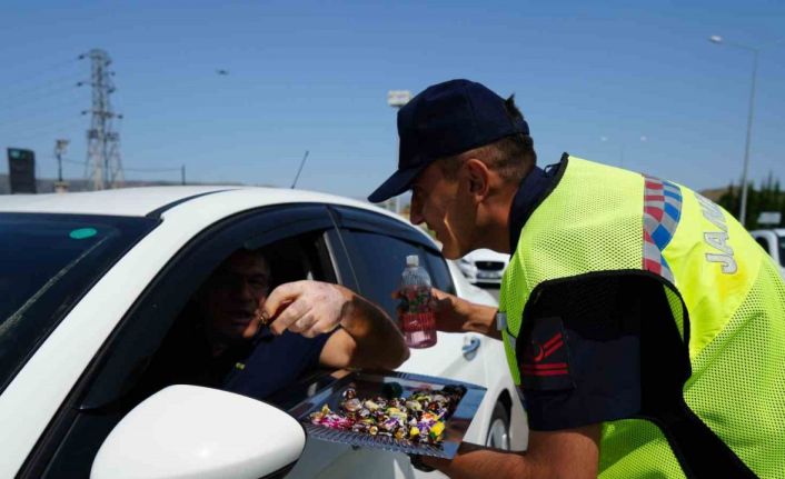 43 ilin geçiş güzergahında bayram hareketliliği: Uygulama noktalarında şeker ve kolonya ikram edildi