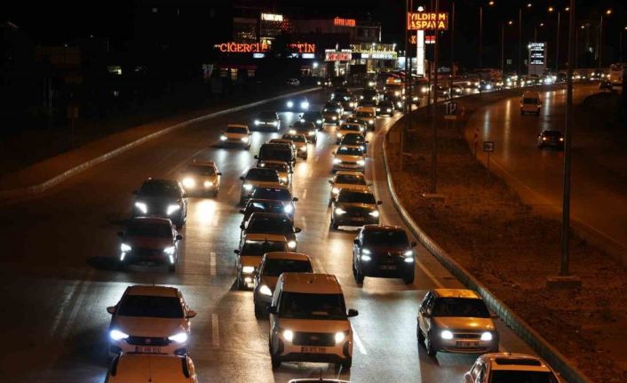 43 ilin geçiş güzergahında gece yarısı trafik yoğunluğu böyle görüntülendi