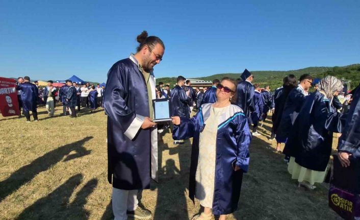 59 yaşındaki Hatice Gülbezer birincilikle üniversiteyi bitirdi