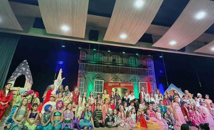 5 yaşından 12 yaşına kadar 63 çocuk aynı anda sahneye çıktı