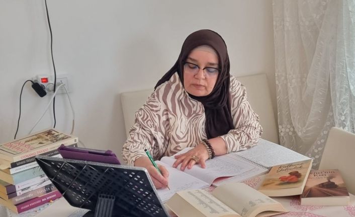 60’ından sonra üniversite mezunu oldu, şimdi iki kitapla okurlarıyla buluşuyor