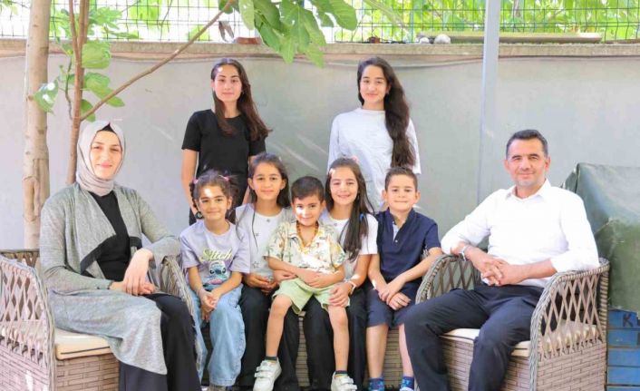 7 çocuklu öğretmen çift tebessüm ettirdi