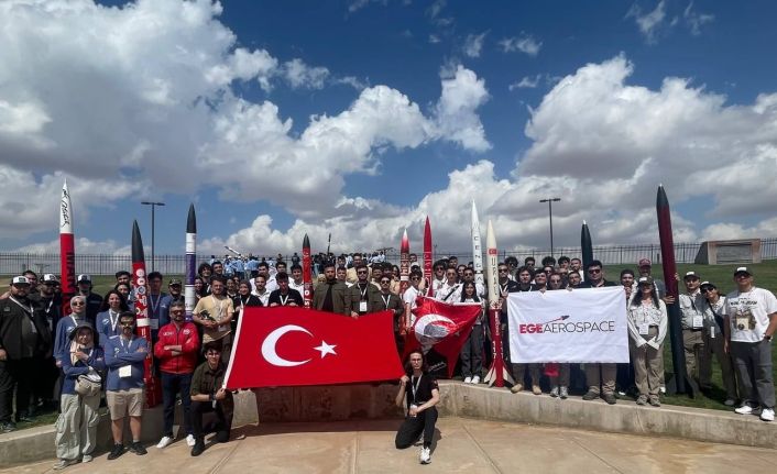 ABD’de roket yarışmasında dünya üçüncülüğü ile Türk bayrağını dalgalandırdılar