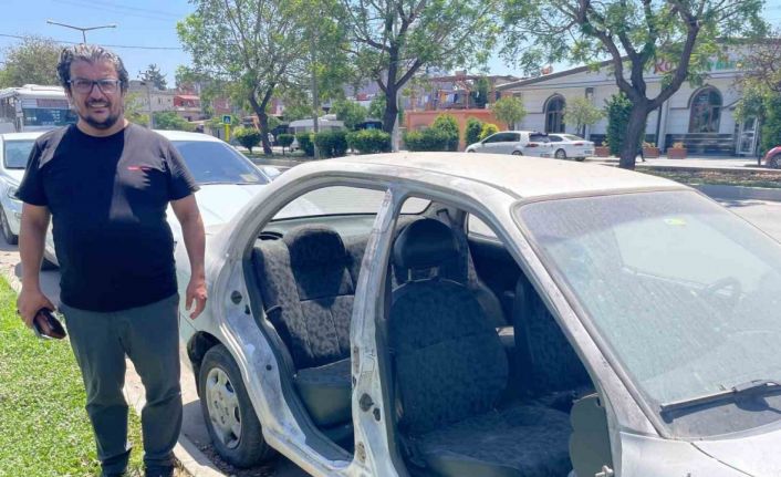 Adana’da gazetecinin otomobilinin kapıları çalındı: O anlar kamerada